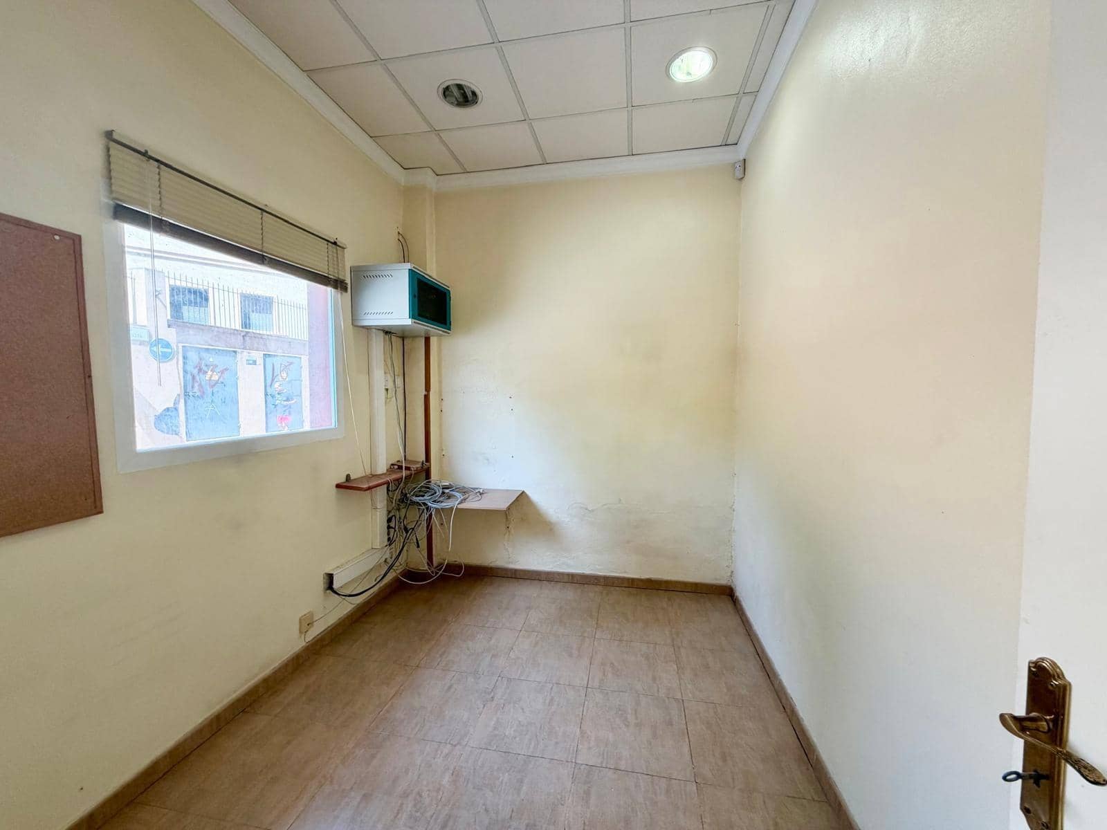 Commercial for sale in Almeria city - € 90,000 (Ref: 10013100)