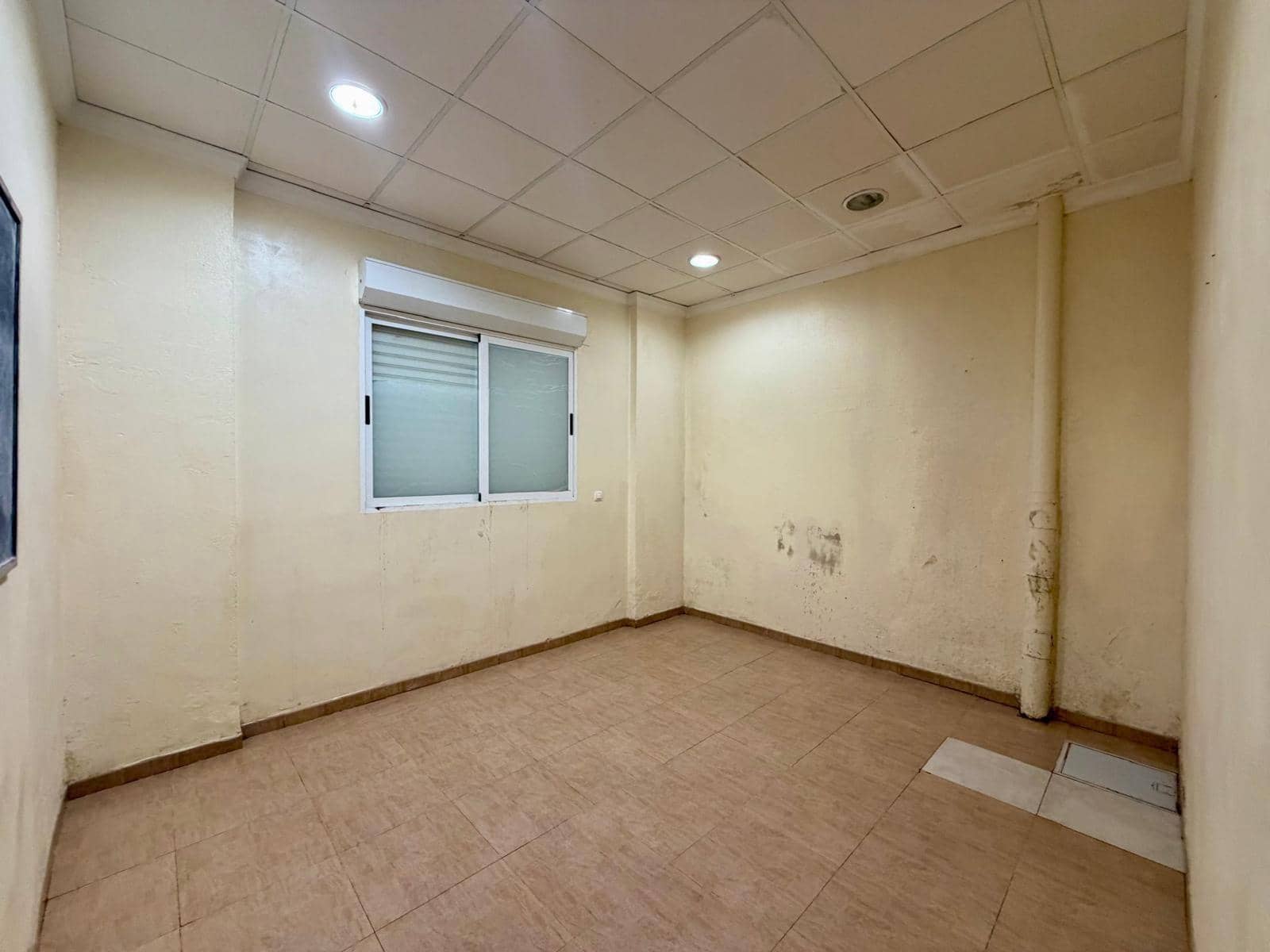 Commercial for sale in Almeria city - € 90,000 (Ref: 10013100)