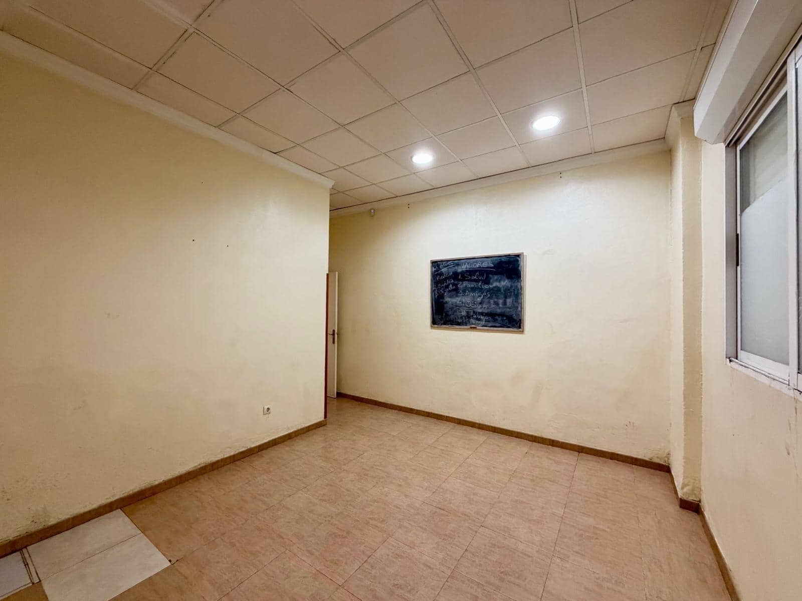 Commercial for sale in Almeria city - € 90,000 (Ref: 10013100)