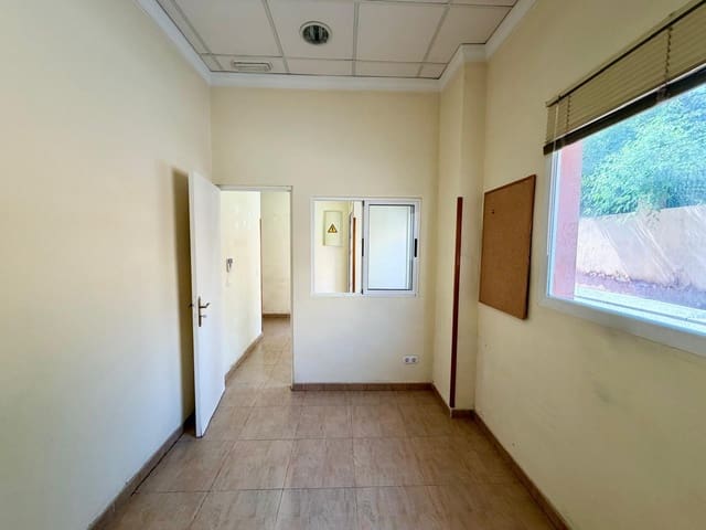 Commercial for sale in Almería city - € 90,000 (Ref: 10013100)