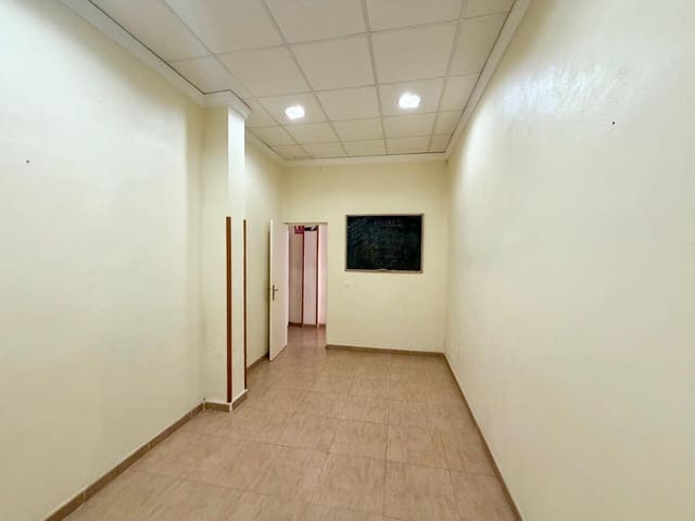 Commercial for sale in Almería city - € 90,000 (Ref: 10013100)