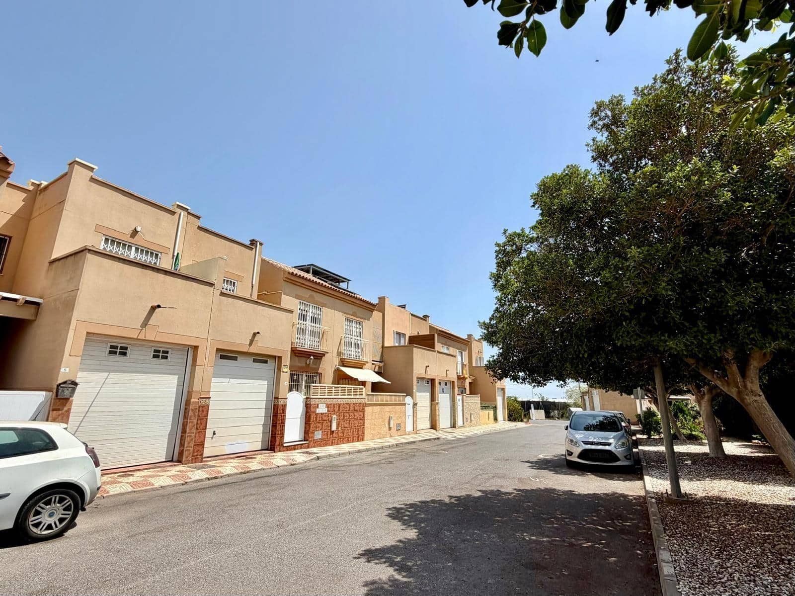 4 bedroom Terraced Villa for sale in Roquetas de Mar with garage - € 157,000 (Ref: 10013102)