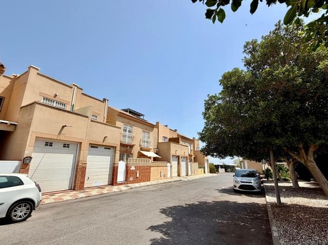 4 bedroom Terraced Villa for sale in Roquetas de Mar with garage - € 157,000 (Ref: 10013102)