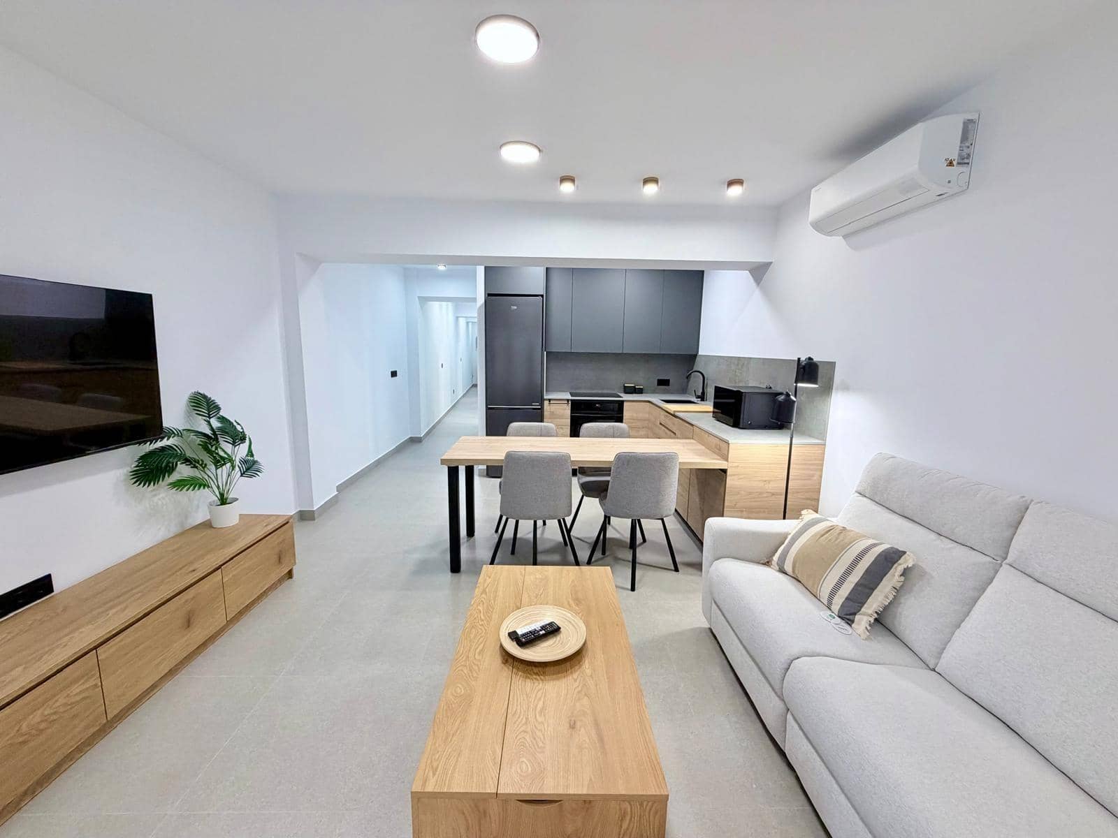 3 bedroom Flat for rent in Almeria city with garage - € 1,100 (Ref: 10166804)