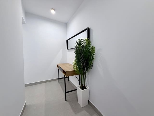 3 bedroom Flat for rent in Centro, Almería city with garage - € 1,100 (Ref: 10166804)