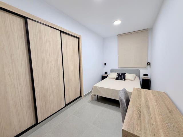 3 bedroom Flat for rent in Centro, Almería city with garage - € 1,100 (Ref: 10166804)