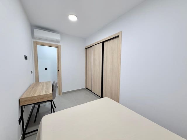 3 bedroom Flat for rent in Centro, Almería city with garage - € 1,100 (Ref: 10166804)