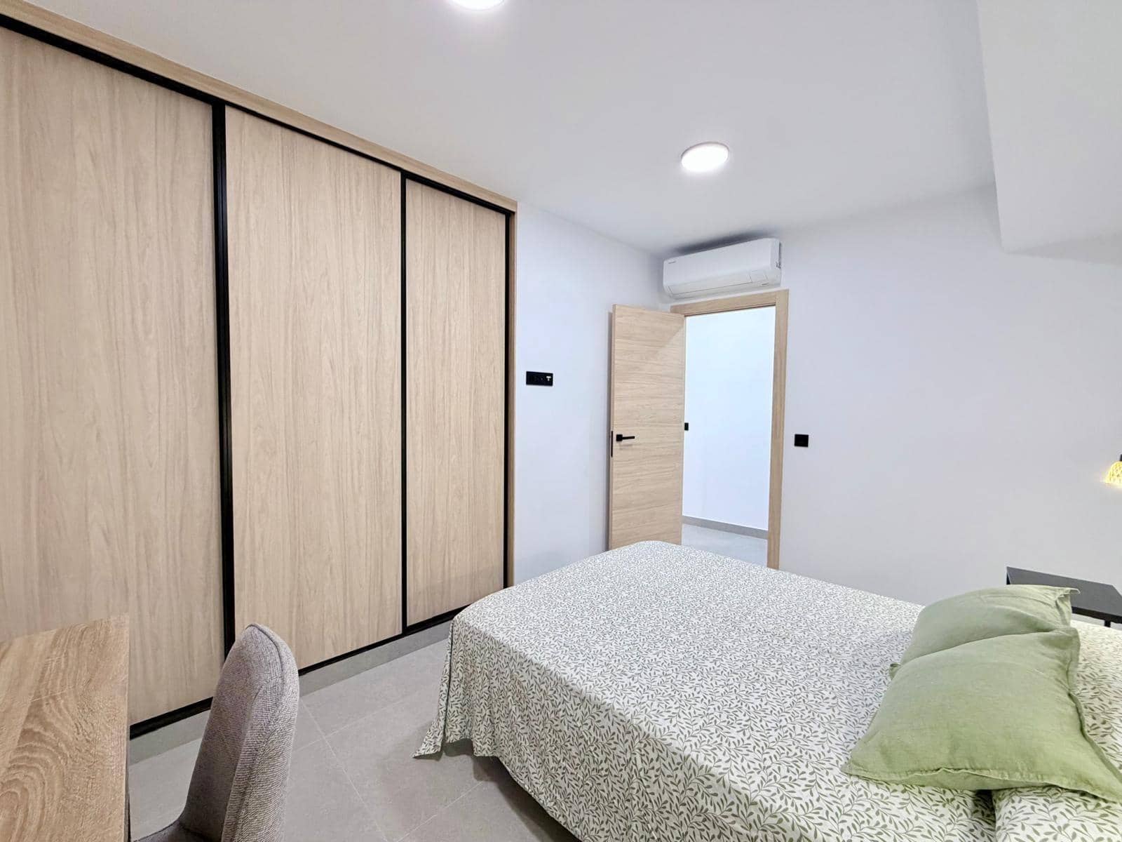 3 bedroom Flat for rent in Almeria city with garage - € 1,100 (Ref: 10166804)