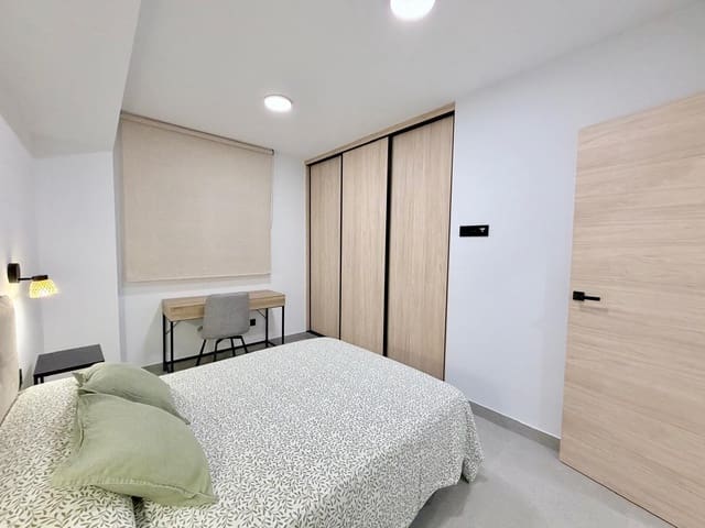 3 bedroom Flat for rent in Centro, Almería city with garage - € 1,100 (Ref: 10166804)