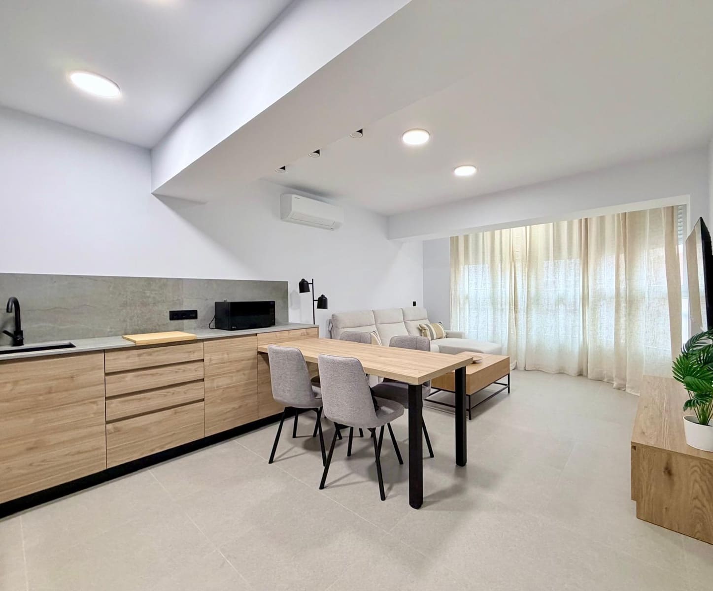 3 bedroom Flat for rent in Almeria city with garage - € 1,100 (Ref: 10166804)