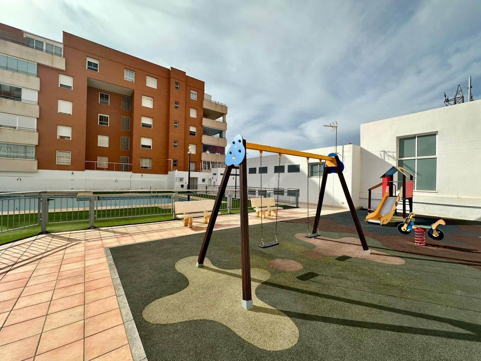 Ático de 3 habitaciones en Aguadulce (Almeria) en alquiler con piscina garaje - 950 € (Ref: 10183049)