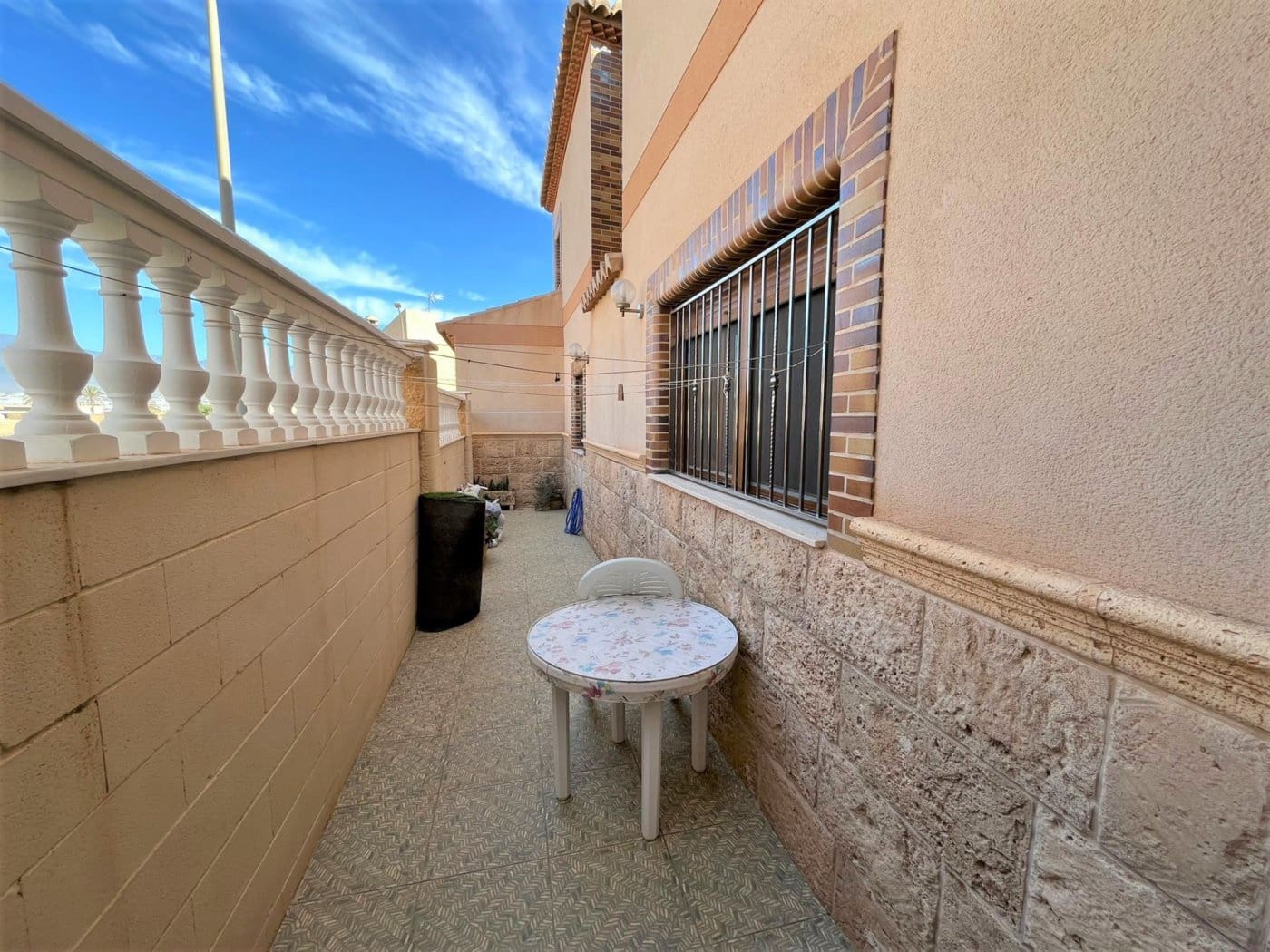 4 soveværelse Villa til salg i Roquetas de Mar med garage - € 210.000 (Ref: 7152989)