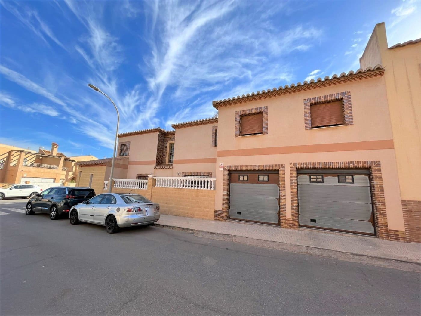 4 soveværelse Villa til salg i Roquetas de Mar med garage - € 210.000 (Ref: 7152989)