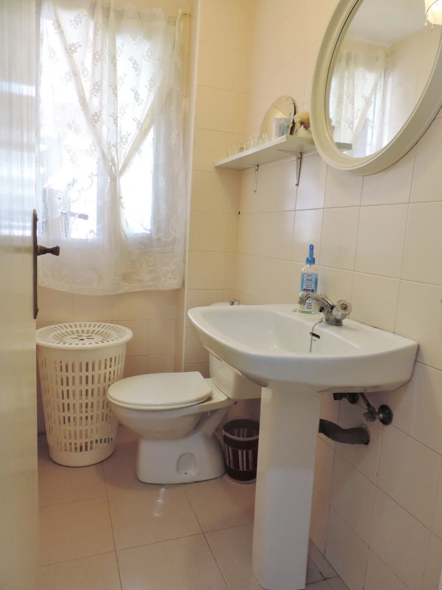 4 bedroom Flat for rent in Almería city € 200 (Ref 7840728)