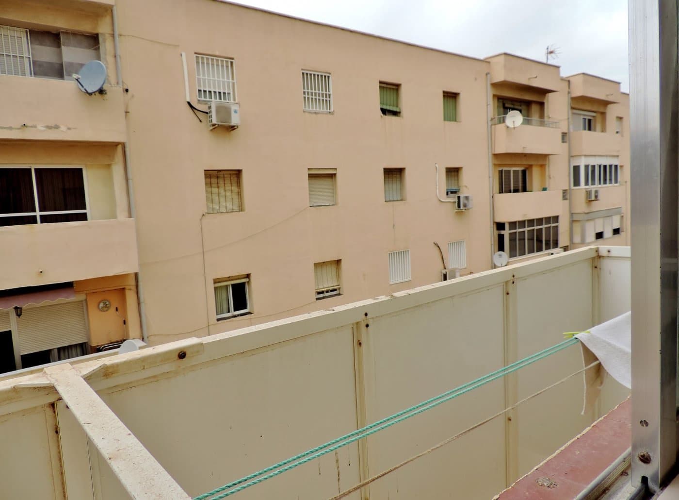 4 bedroom Flat for rent in Almería city € 200 (Ref 7840728)