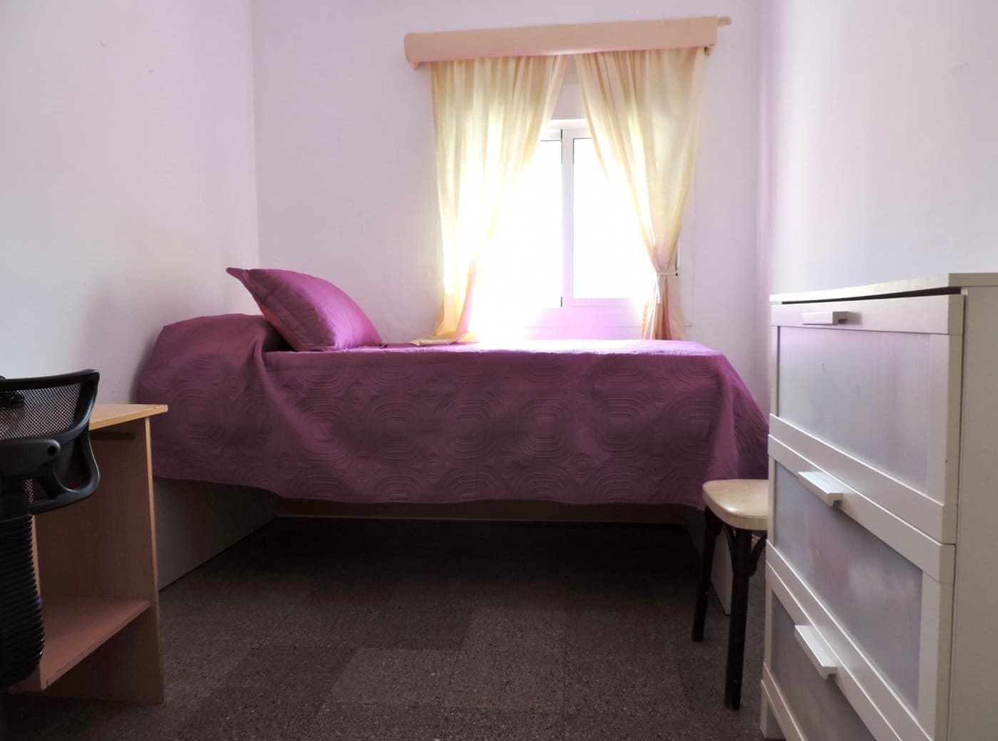 4 bedroom Flat for rent in Almería city € 200 (Ref 7840728)