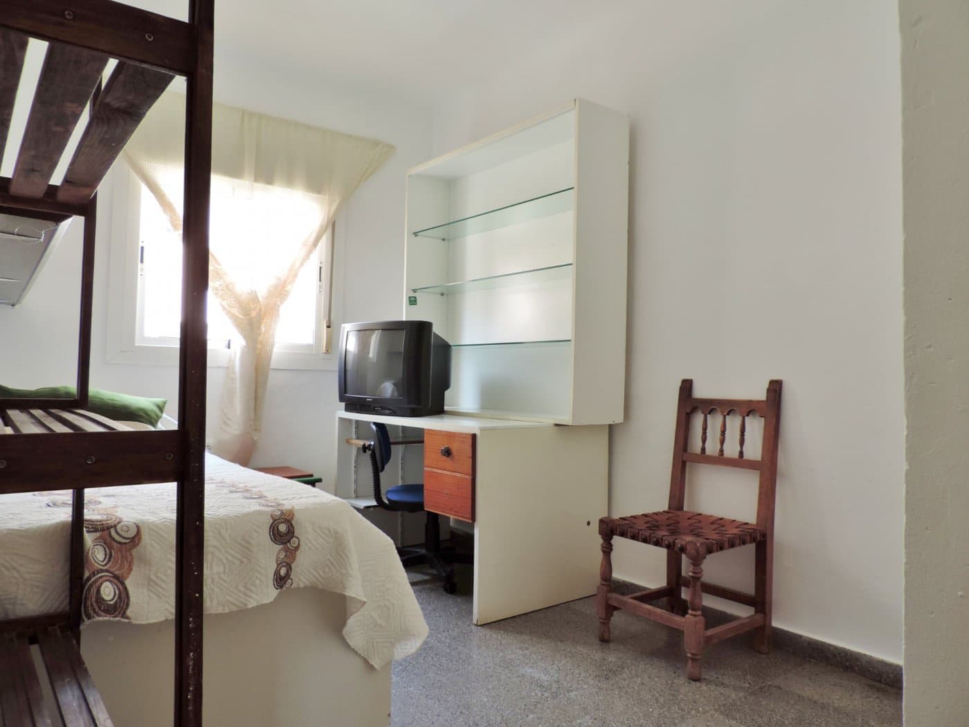 4 bedroom Flat for rent in Almería city € 200 (Ref 7840728)