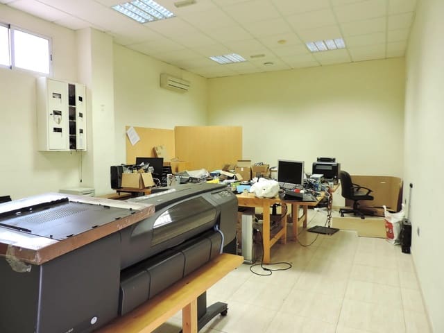 Commercial for sale in Almería city - € 80,000 (Ref: 7854112)