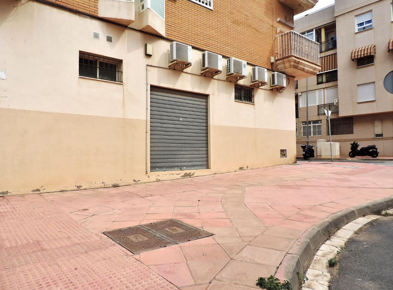 Commercial for sale in Almeria city - € 80,000 (Ref: 7854112)