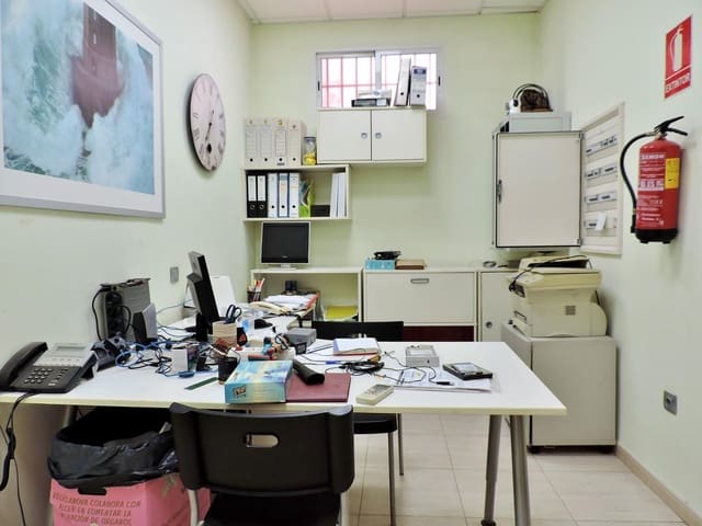 Commercial for sale in Almería city - € 80,000 (Ref: 7854112)