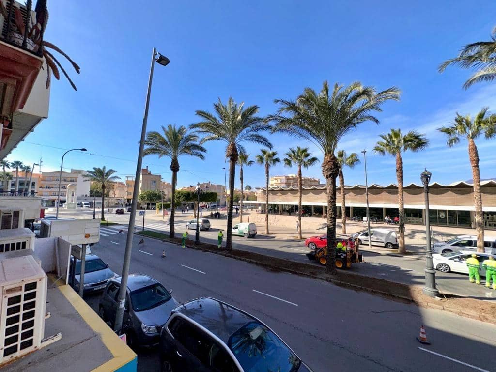 Kontor til salgs i Roquetas de Mar - € 110 000 (Ref: 8051141)