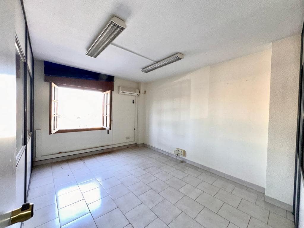 Kontor til salgs i Roquetas de Mar - € 110 000 (Ref: 8051141)