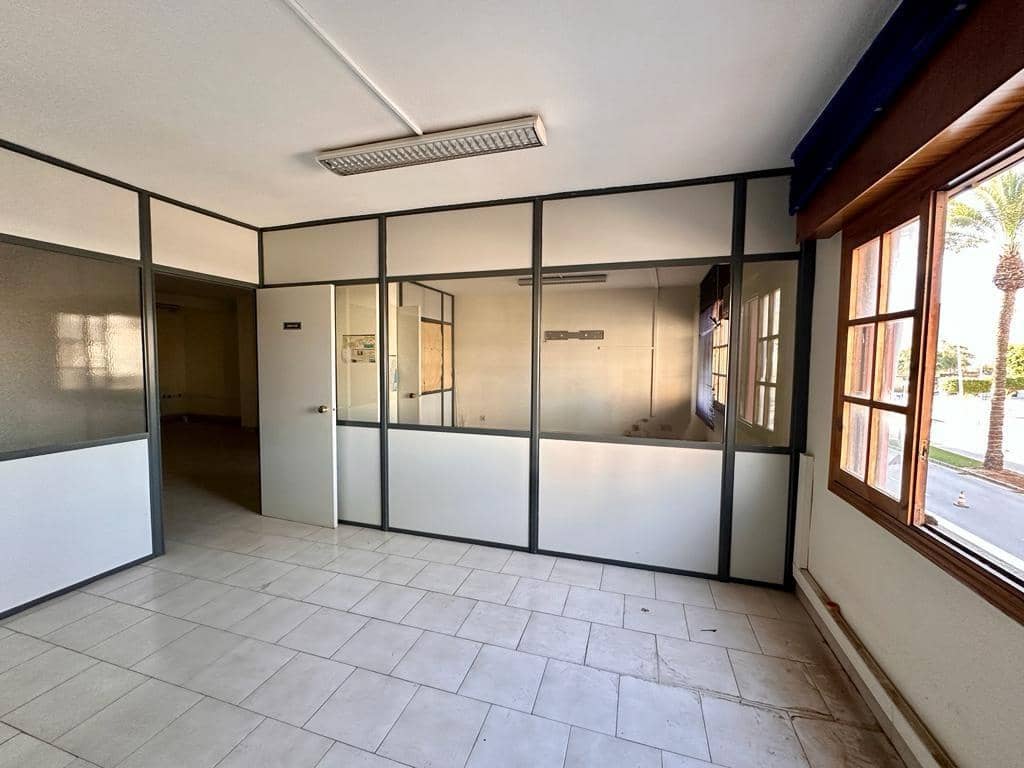 Kontor til salgs i Roquetas de Mar - € 110 000 (Ref: 8051141)