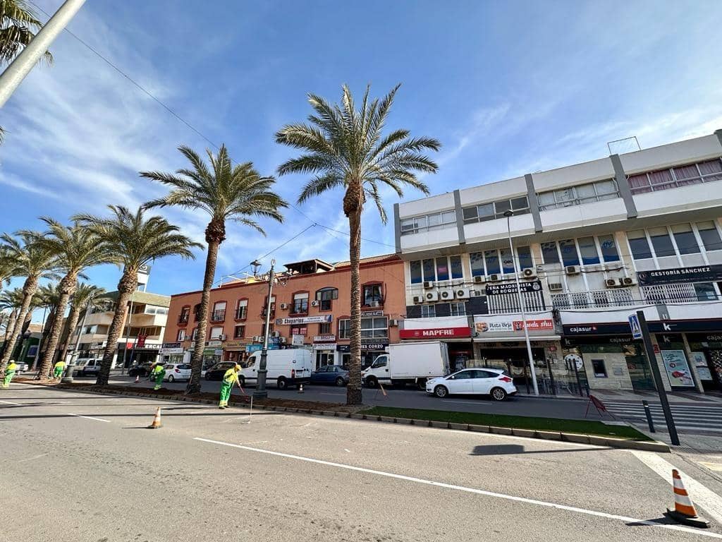 Kontor til salgs i Roquetas de Mar - € 110 000 (Ref: 8051141)