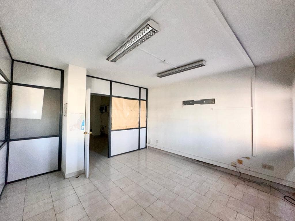 Kontor til salgs i Roquetas de Mar - € 110 000 (Ref: 8051141)