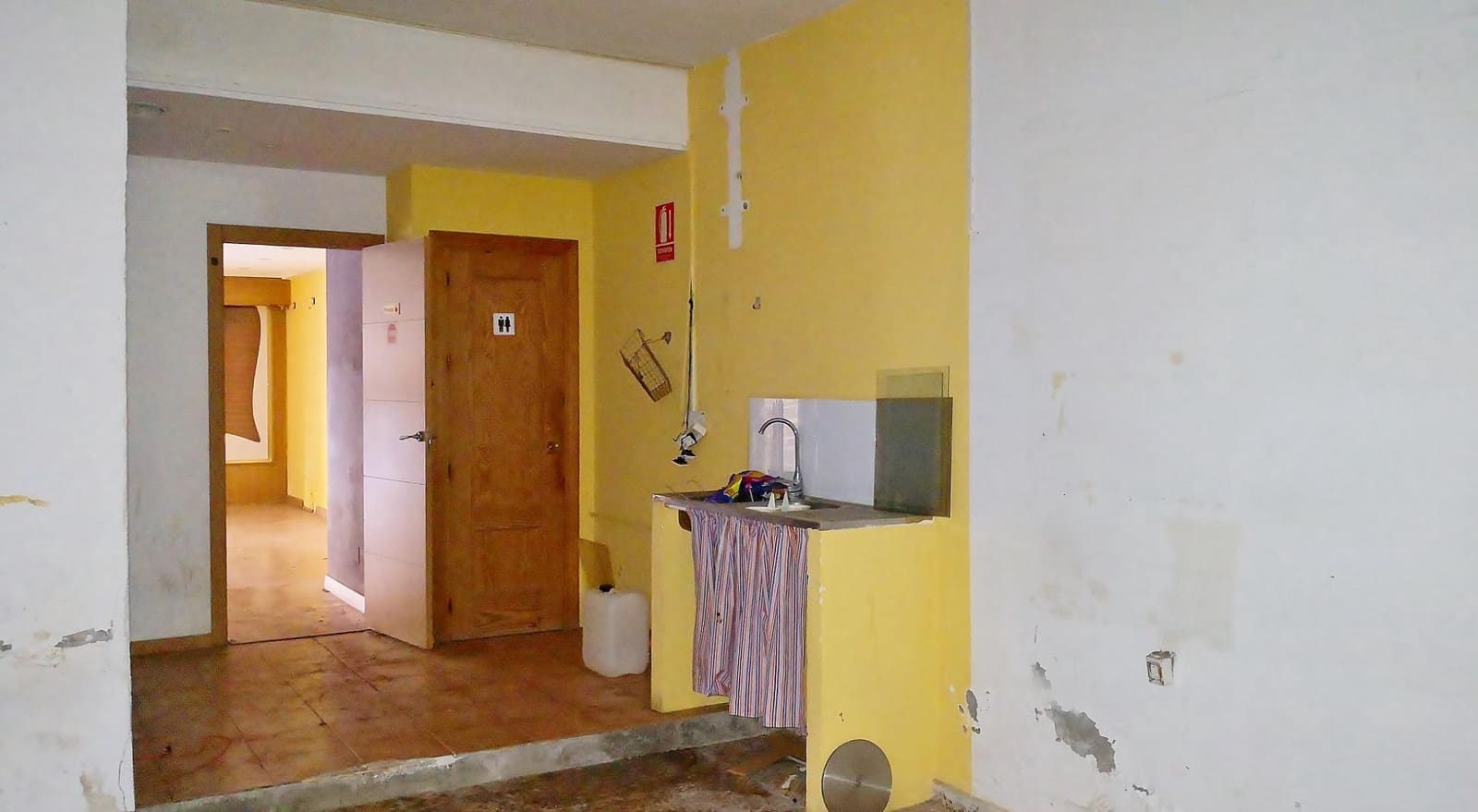 4 makuuhuone Kaupallinen myytävänä paikassa Almeria kaupunki - 129 000 € (Ref: 8319277)