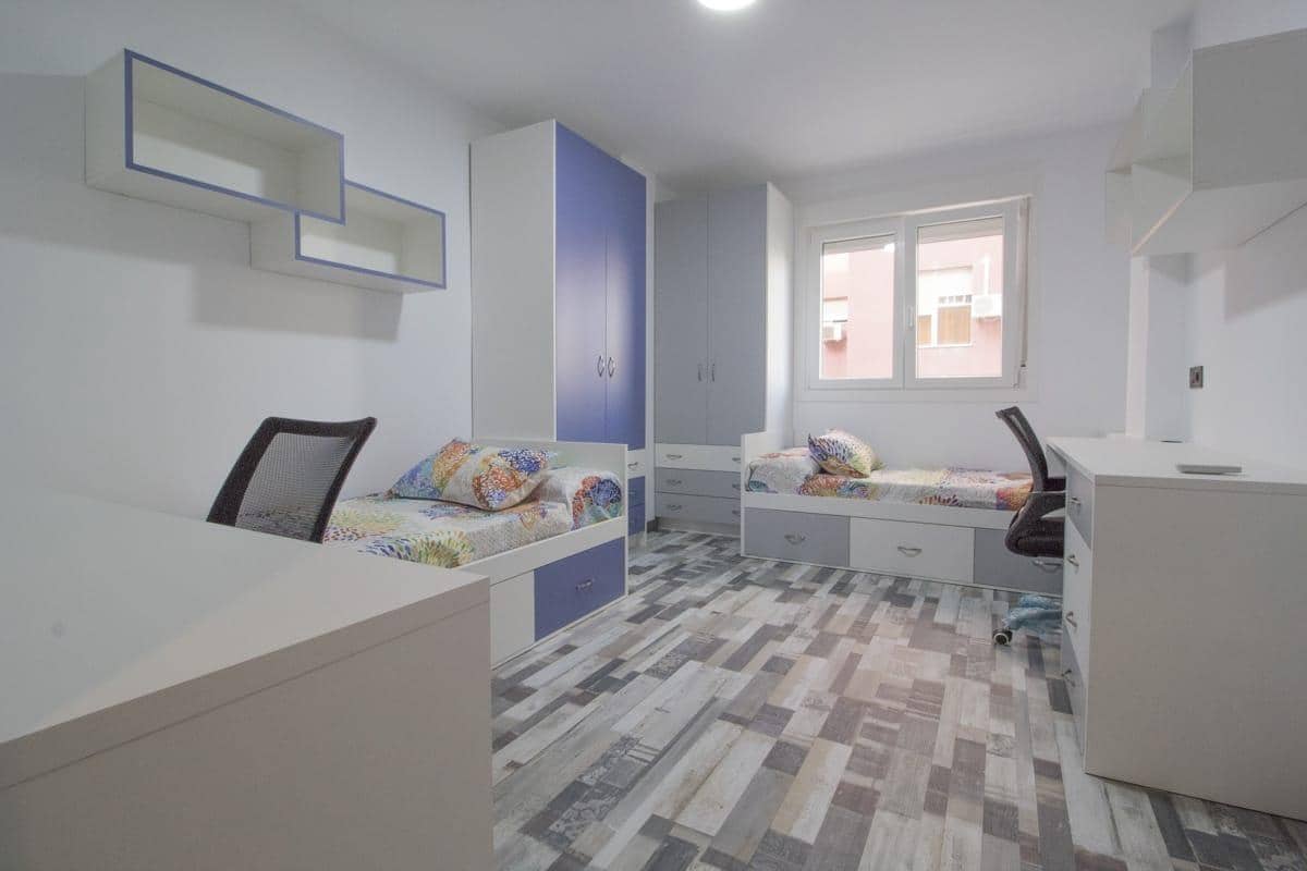 4 Zimmer Apartment zu vermieten in Almeria Stadt - 275 € (Ref: 8407237)