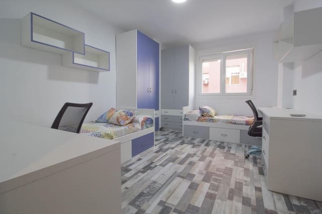 Appartement de 4 chambres à louer à Almería ville - 275 € (Ref: 8407237)