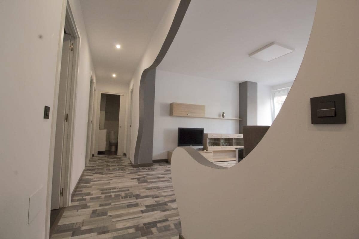 4 Zimmer Apartment zu vermieten in Almeria Stadt - 275 € (Ref: 8407237)