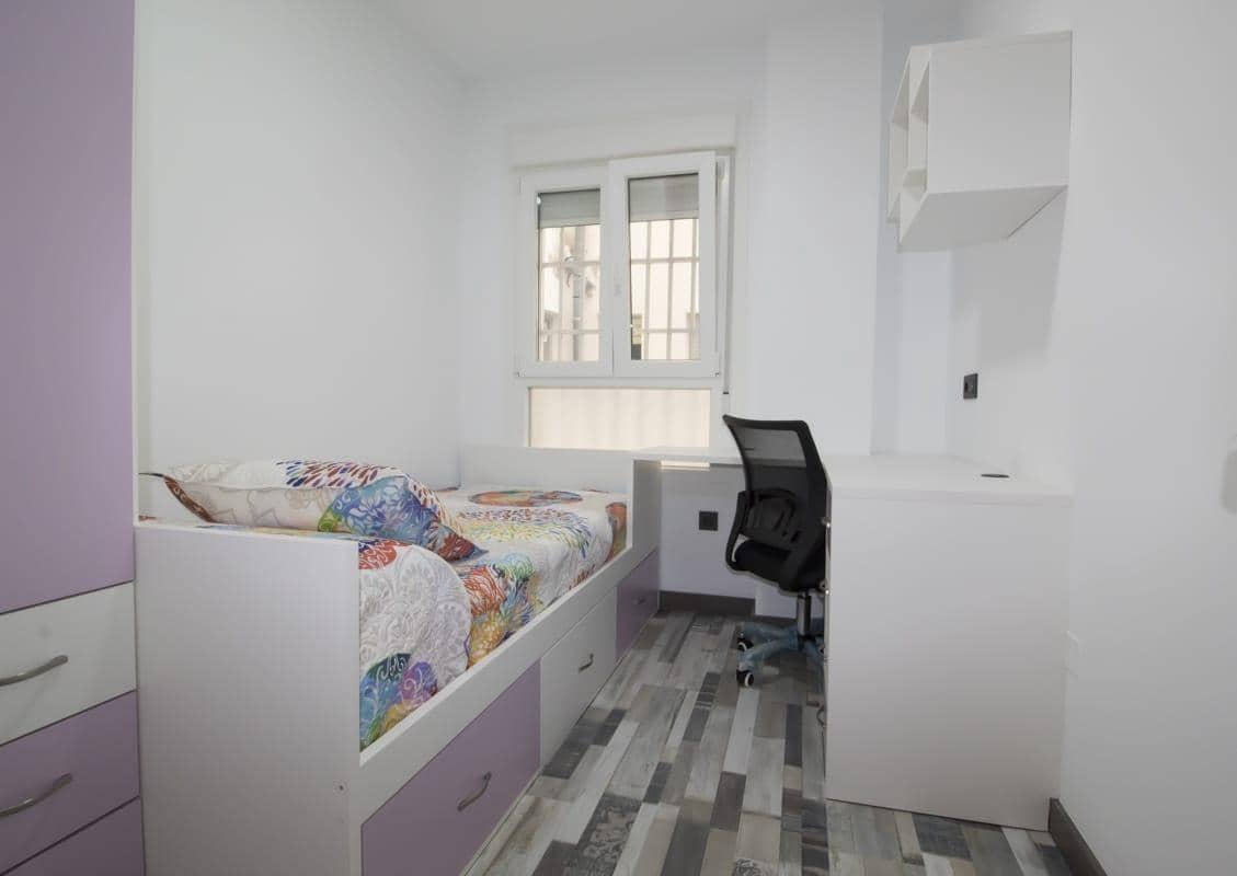 4 Zimmer Apartment zu vermieten in Almeria Stadt - 275 € (Ref: 8407237)