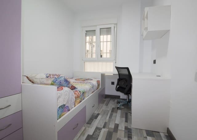Appartement de 4 chambres à louer à Almería ville - 275 € (Ref: 8407237)