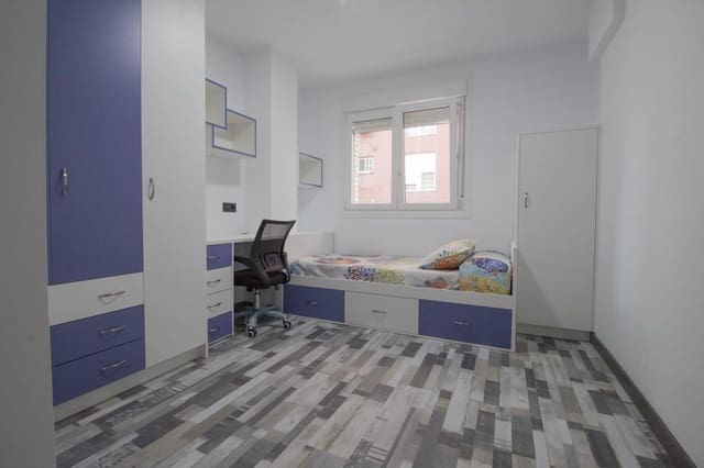 Appartement de 4 chambres à louer à Almería ville - 275 € (Ref: 8407237)