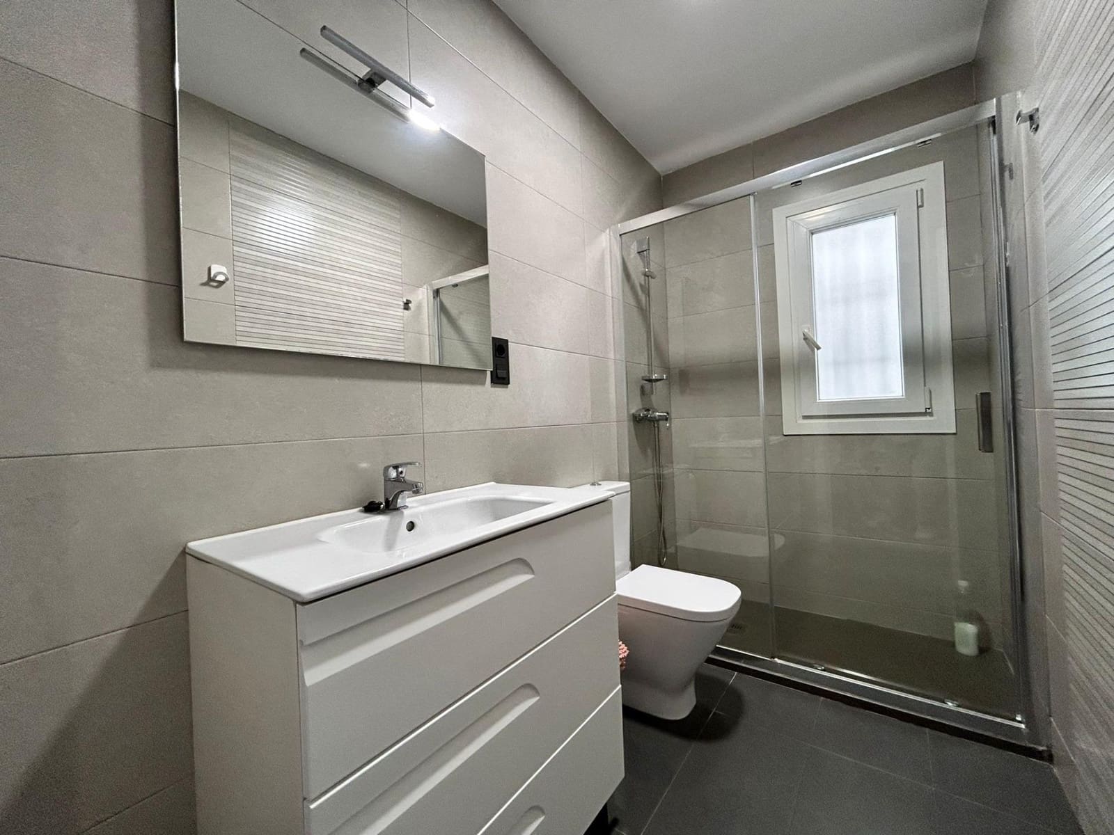 4 Zimmer Apartment zu vermieten in Almeria Stadt - 275 € (Ref: 8407237)