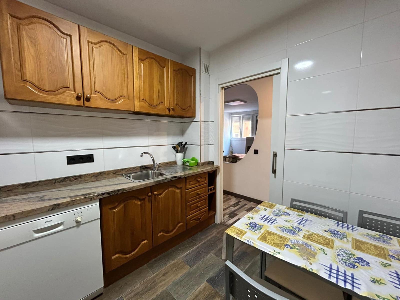 4 Zimmer Apartment zu vermieten in Almeria Stadt - 275 € (Ref: 8407237)