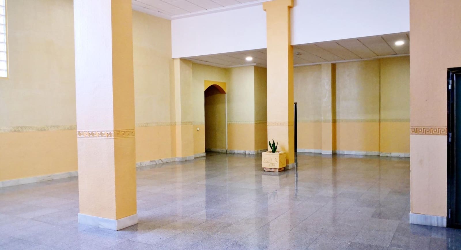 Flat for sale in Roquetas de Mar with pool - € 99,000 (Ref: 8442487)