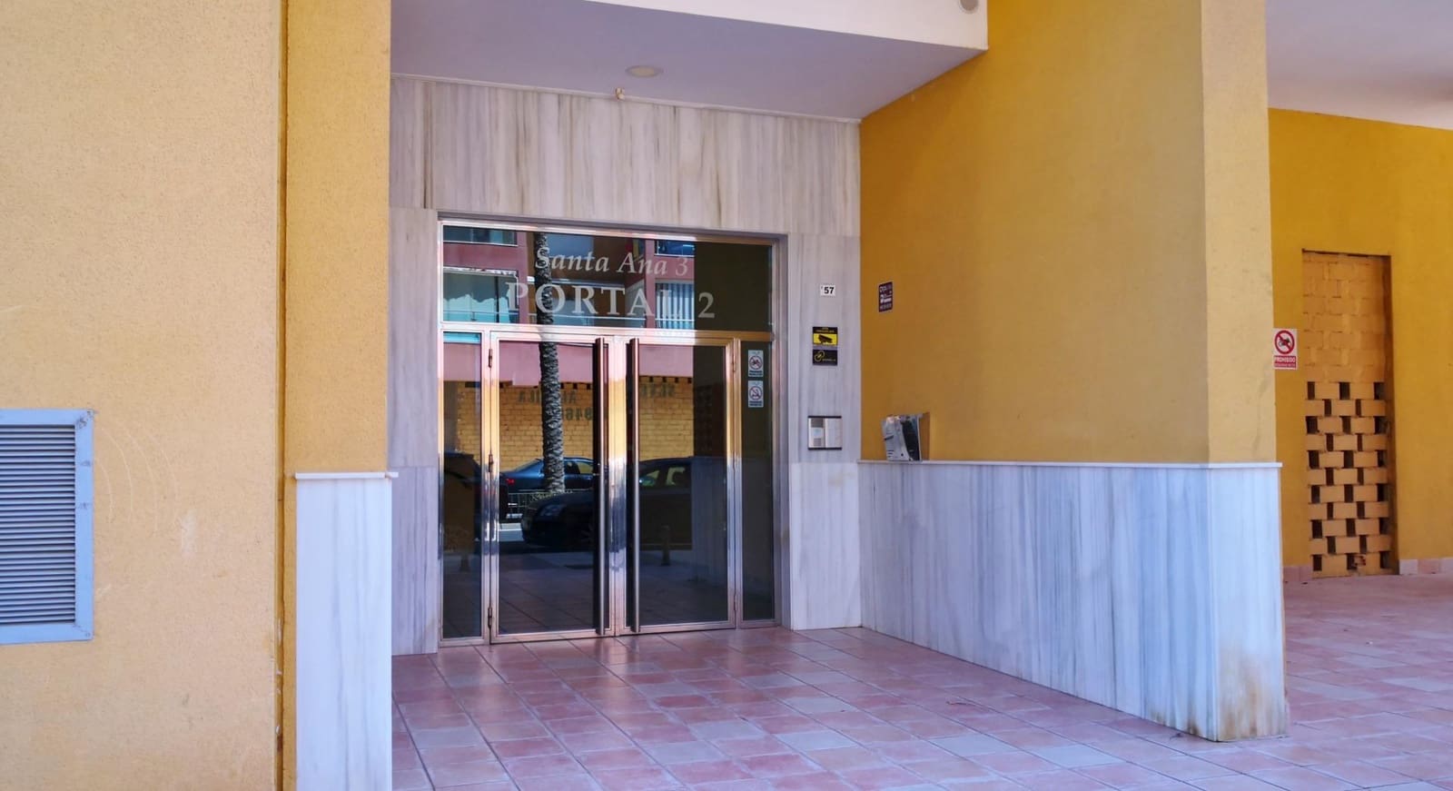 Flat for sale in Roquetas de Mar with pool - € 99,000 (Ref: 8442487)