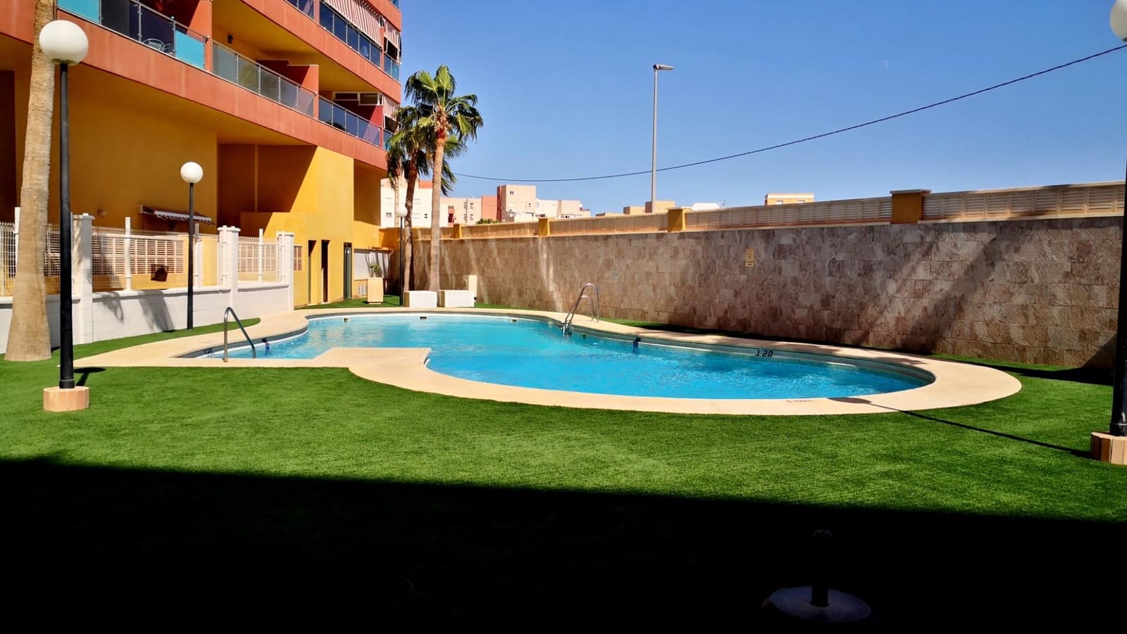 Flat for sale in Roquetas de Mar with pool - € 99,000 (Ref: 8442487)
