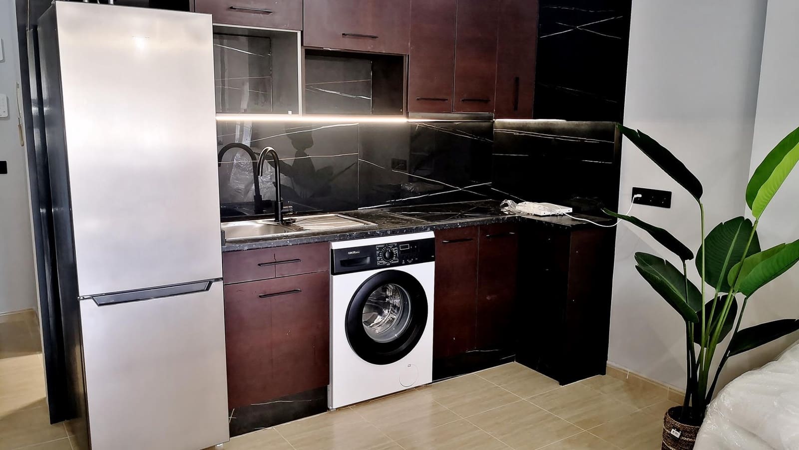 Flat for sale in Roquetas de Mar with pool - € 99,000 (Ref: 8442487)