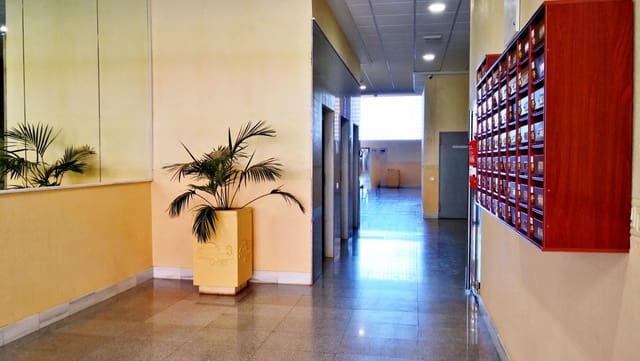 Leilighet til salgs i Roquetas de Mar med svømmebasseng - € 99 000 (Ref: 8442487)