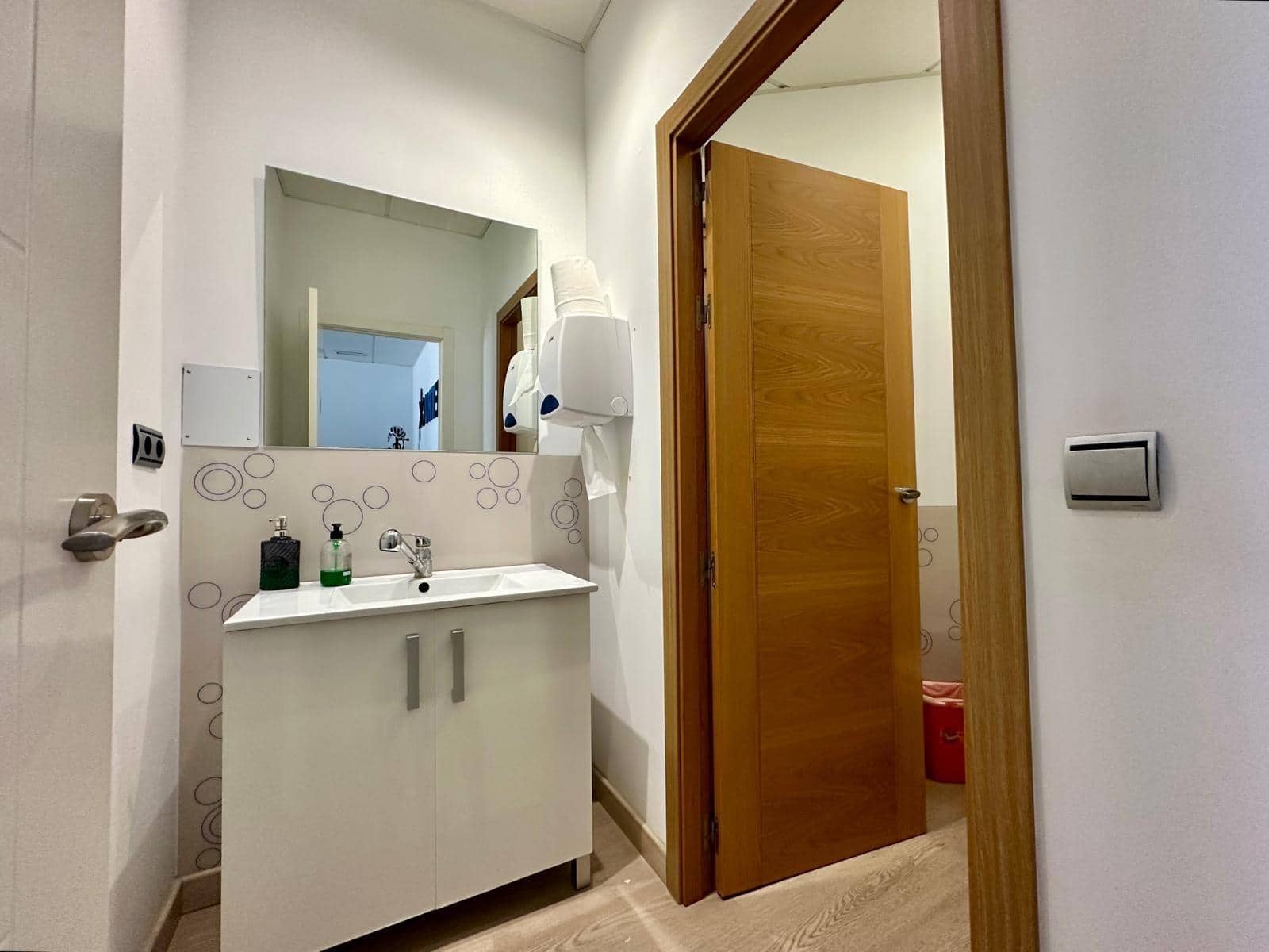 Commercieel te huur in El Parador de las Hortichuelas - € 950 (Ref: 8934950)