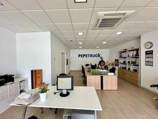 Commercial for rent in El Parador de las Hortichuelas, Roquetas de Mar - € 950 (Ref: 8934950)