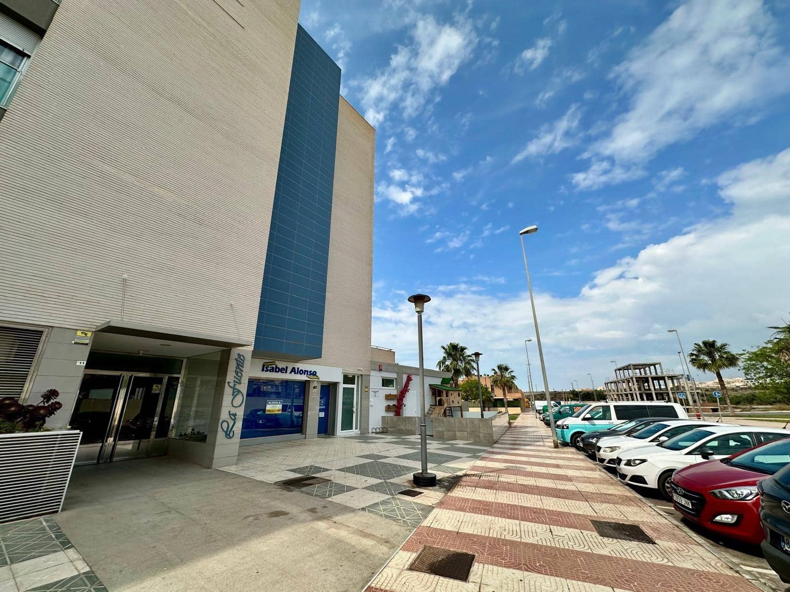 Commercieel te huur in El Parador de las Hortichuelas - € 950 (Ref: 8934950)