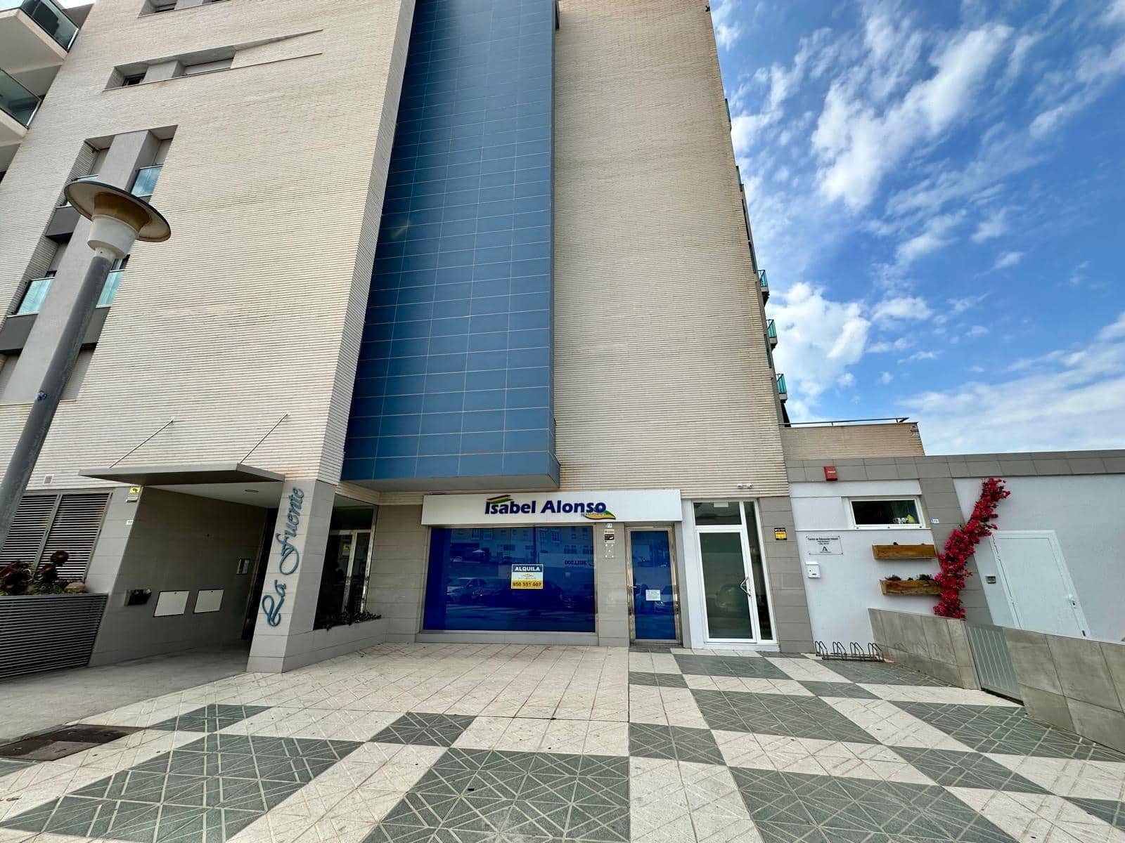 Commercieel te huur in El Parador de las Hortichuelas - € 950 (Ref: 8934950)