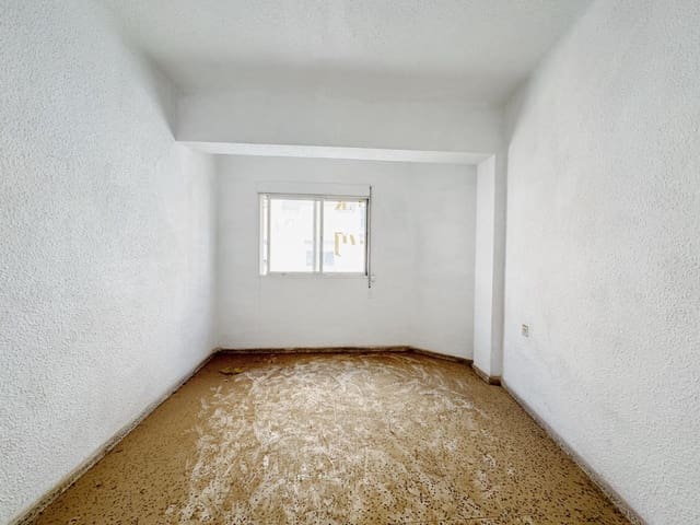 3 makuuhuone Omakotitalo myytävänä paikassa Centro, Almería kaupunki mukana 
autotalli - 220 000 € (Ref: 9089918)