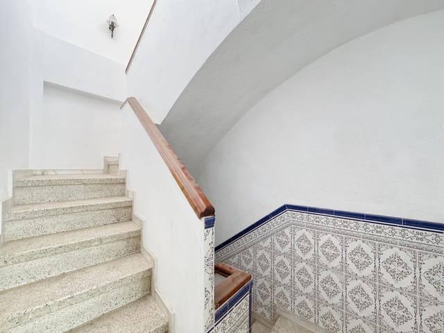 3 makuuhuone Omakotitalo myytävänä paikassa Centro, Almería kaupunki mukana 
autotalli - 220 000 € (Ref: 9089918)