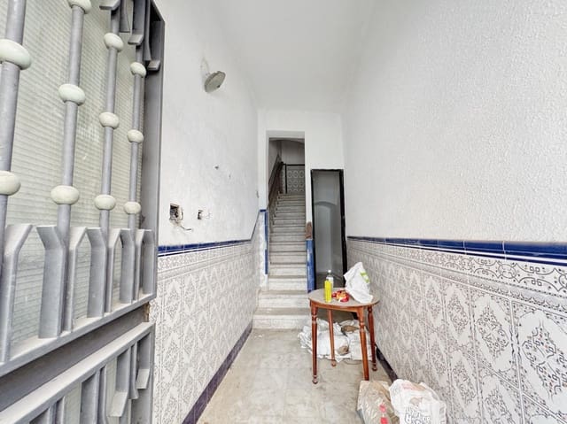 3 makuuhuone Omakotitalo myytävänä paikassa Centro, Almería kaupunki mukana 
autotalli - 220 000 € (Ref: 9089918)